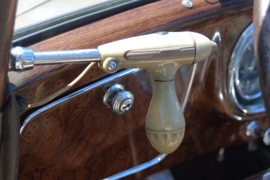 Детали интерьера Packard Twelve Coupe Roadster 1937 года  (фото 28 из 34)
